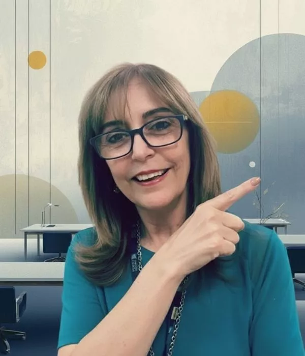 Consultora da ADN Corretora sorrindo e segurando uma placa azul com um checklist de três passos para planos de saúde: verificar rede credenciada, entender coparticipação e conferir abrangência.